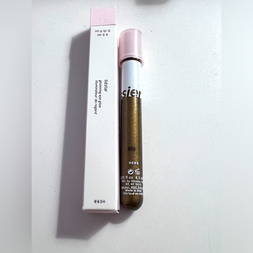 Glossier lidstar Eye Glow eyeshadow in Herb New